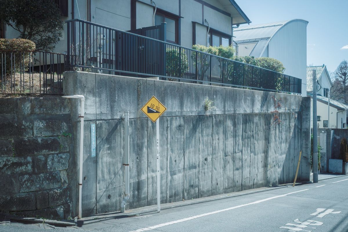 Steep hill road sign illustrating slope percentage and grade